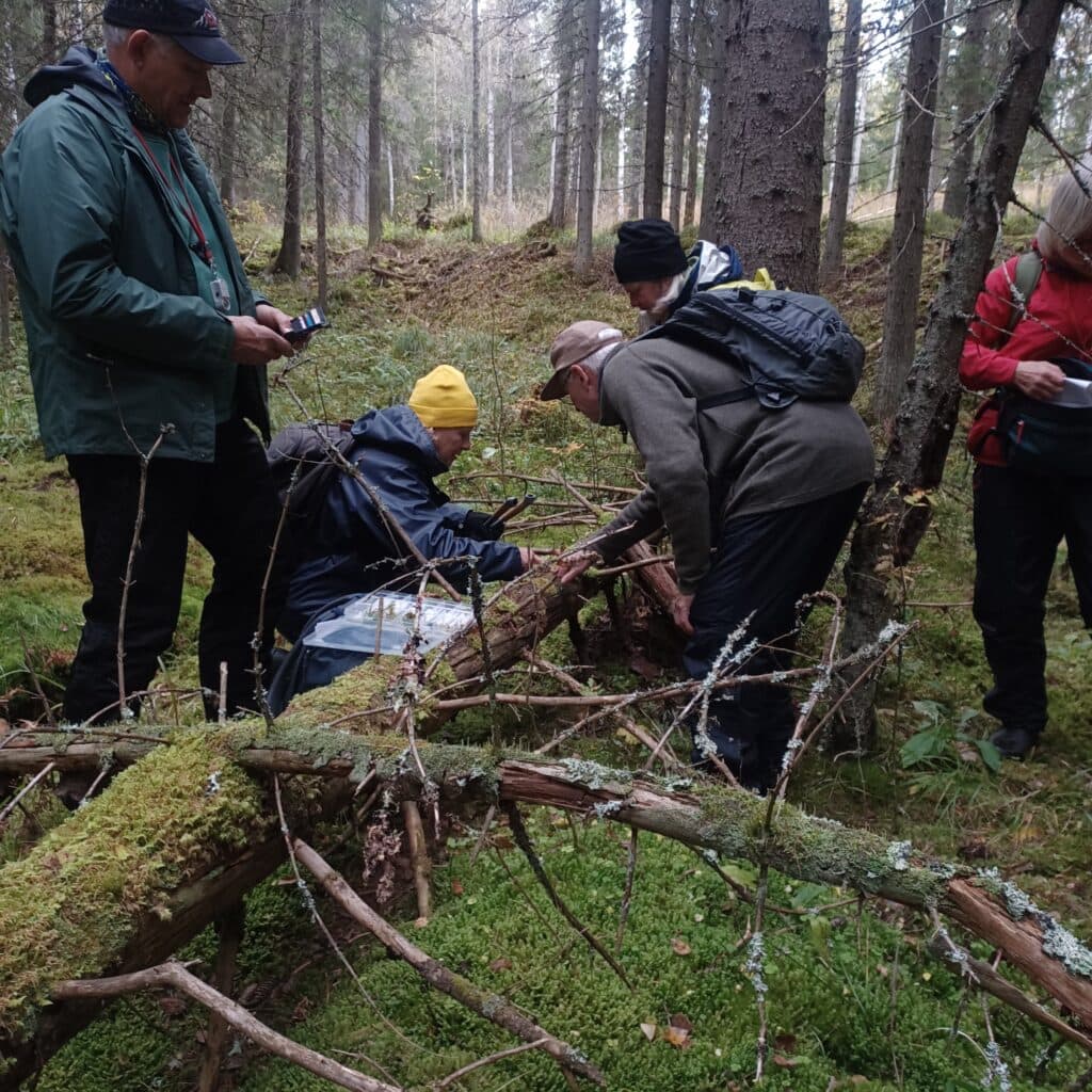Mosskurs med deltagare vid låga
