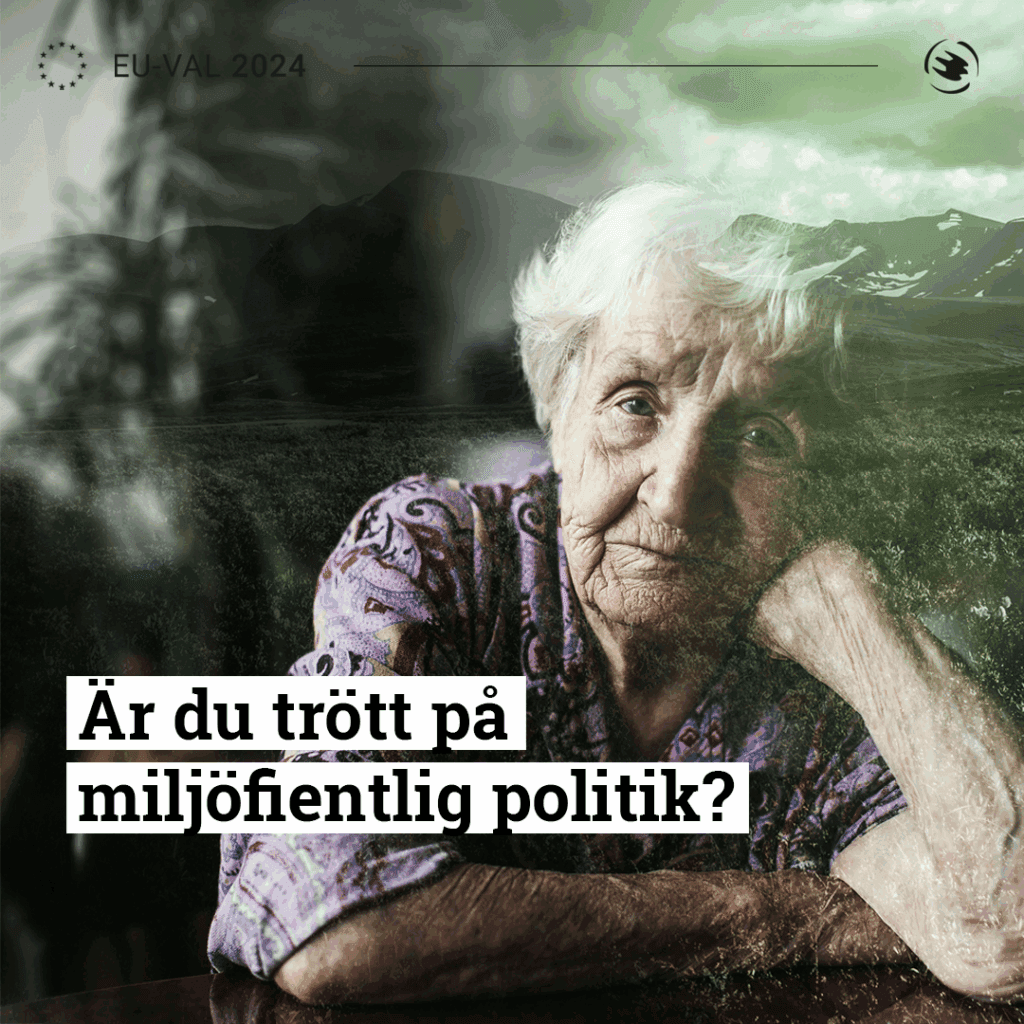 Bilden visar en äldre kvinna som lutar sitt huvud mot sin hand. Hon ser tankefull ut och blicken är riktad mot betraktaren. Kvinnan har vitt, kort hår och bär en lila blommig blus. Bakgrunden är suddig men verkar föreställa en naturscen med berg. Över bilden finns texten "Är du trött på miljöfientlig politik?" i vit färg. I övre högra hörnet finns en logotyp och texten "EUVAL 2024". Detta antyder att bilden kan vara en del av en politisk kampanj eller reklam relaterad till ett val till Europeiska unionen som ska äga rum år 2024.